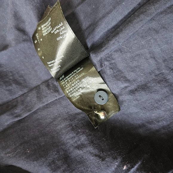 Eyelet lace collared sleeveless button-down blouse - Picture 12 of 12